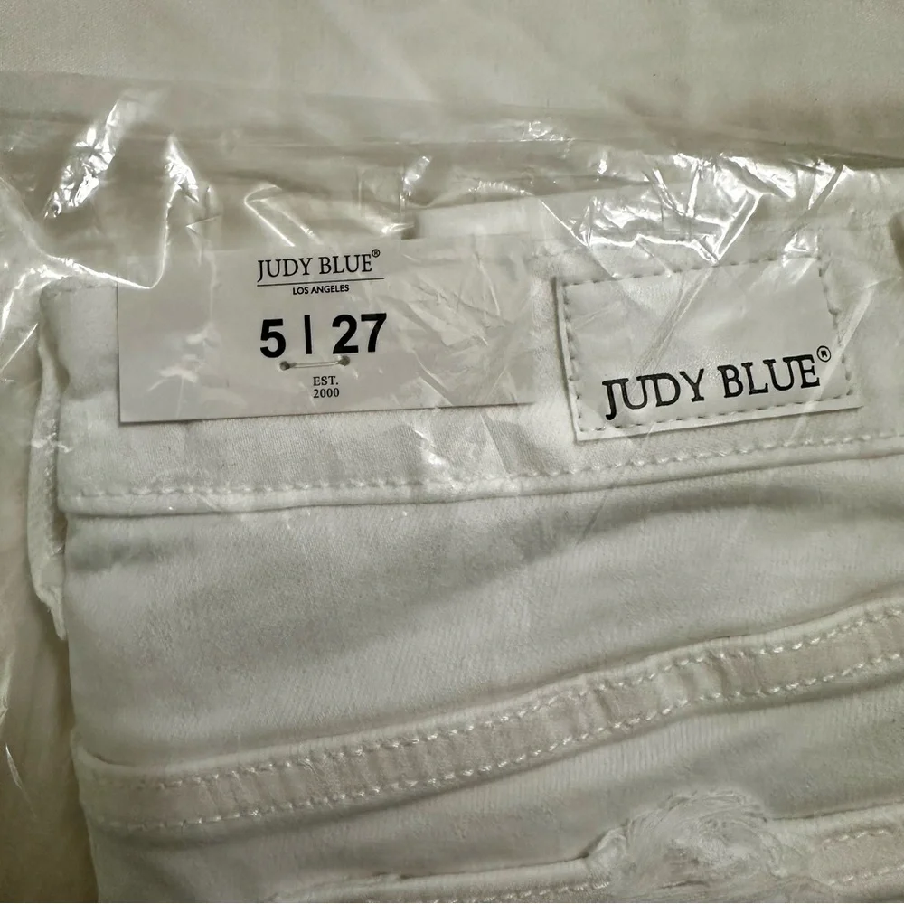 Judy Blue Crisp White Jeans - Picture 2 of 5